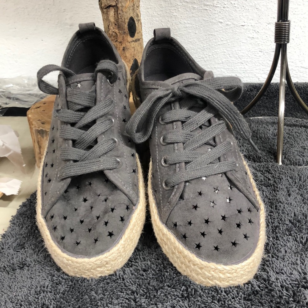 Universal thread gray tennis shoes canvas